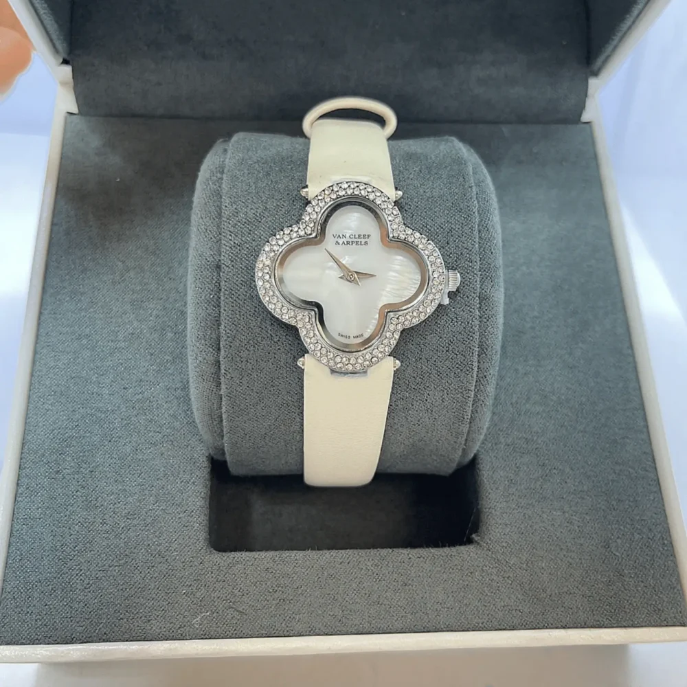 Home 343 Van cleef Arpels Alhambra watch silver white